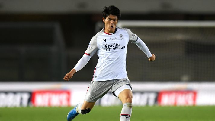 VERONA, ITALY - MAY 17: Takehiro Tomiyasu of Bologna FC in action during the Serie A match between Hellas Verona FC and Bologna FC at Stadio Marcantonio Bentegodi on May 17, 2021 in Verona, Italy. Sporting stadiums around Italy remain under strict restrictions due to the Coronavirus Pandemic as Government social distancing laws prohibit fans inside venues resulting in games being played behind closed doors. (Photo by Alessandro Sabattini/Getty Images) Carlino – Da Tomi a Hickey, Londra porta 40 milioni - immagine 1