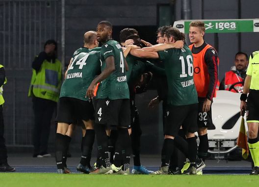 and Bologna FC at Stadio San Paolo on December 01, 2019 in Naples, Italy. (Photo by Francesco Pecoraro/Getty Images) and Bologna FC at Stadio San Paolo on December 01, 2019 in Naples, Italy. (Photo by Francesco Pecoraro/Getty Images)
