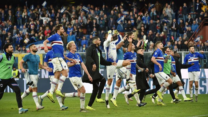 GENOA, ITALY - JANUARY 12: UC Sampdoria players celebrate the victory at the end of Serie A match between UC Sampdoria and Brescia Calcio at Stadio Luigi Ferraris on January 12, 2020 in Genoa, Italy. (Photo by Paolo Rattini/Getty Images) 