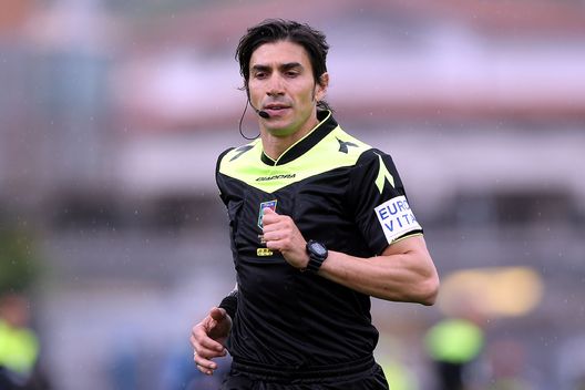Gianpaolo Calvarese, arbitro della sezione di Teramo. Gianpaolo Calvarese, arbitro della sezione di Teramo.
