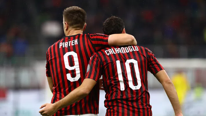 Krzysztof Piatek e Hakan Calhanoglu del Milan (credits: GETTY Images)