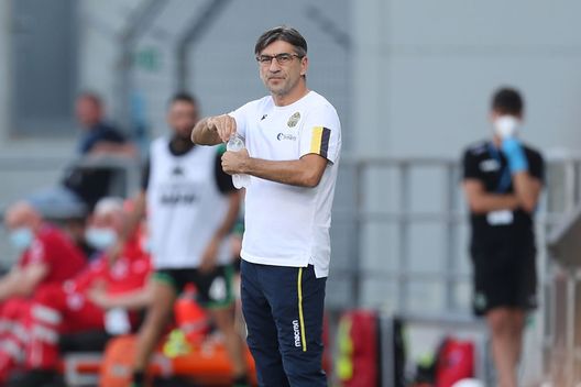 REGGIO NELL'EMILIA, ITALY - JUNE 28: Ivan Juric manager of Hellas Verona gestures during the Serie A match between US Sassuolo and Hellas Verona at Mapei Stadium - Città del Tricolore on June 28, 2020 in Reggio nell'Emilia, Italy (Photo by Gabriele Maltinti/Getty Images) REGGIO NELL'EMILIA, ITALY - JUNE 28: Ivan Juric manager of Hellas Verona gestures during the Serie A match between US Sassuolo and Hellas Verona at Mapei Stadium - Città del Tricolore on June 28, 2020 in Reggio nell'Emilia, Italy (Photo by Gabriele Maltinti/Getty Images)