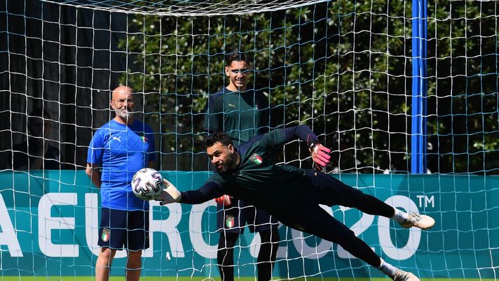 FLORENCE, ITALY - JUNE 25: Salvatore Sirigu of Italy in action during the Italy training session ahead of the Euro 2020 Round of 16 match between Italy and Austria at Centro Tecnico Federale di Coverciano on June 25, 2021 in Florence, Italy. (Photo by Claudio Villa/Getty Images) FLORENCE, ITALY - JUNE 25: Salvatore Sirigu of Italy in action during the Italy training session ahead of the Euro 2020 Round of 16 match between Italy and Austria at Centro Tecnico Federale di Coverciano on June 25, 2021 in Florence, Italy. (Photo by Claudio Villa/Getty Images)