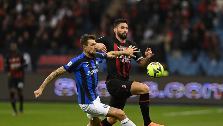 RIYADH, SAUDI ARABIA - JANUARY 18: Olivier Giroud of AC Milan competes for the ball with Francesco Acerbi of FC Internazionale during the EA Sports Supercup match between AC Milan and FC Internazionale at King Fahd International Stadium on January 18, 2023 in Riyadh, Saudi Arabia. (Photo by Claudio Villa/AC Milan via Getty Images) MILAN NEWS | Sarà Derby in semifinale! Ufficiale il rinnovo di Giroud- immagine 1