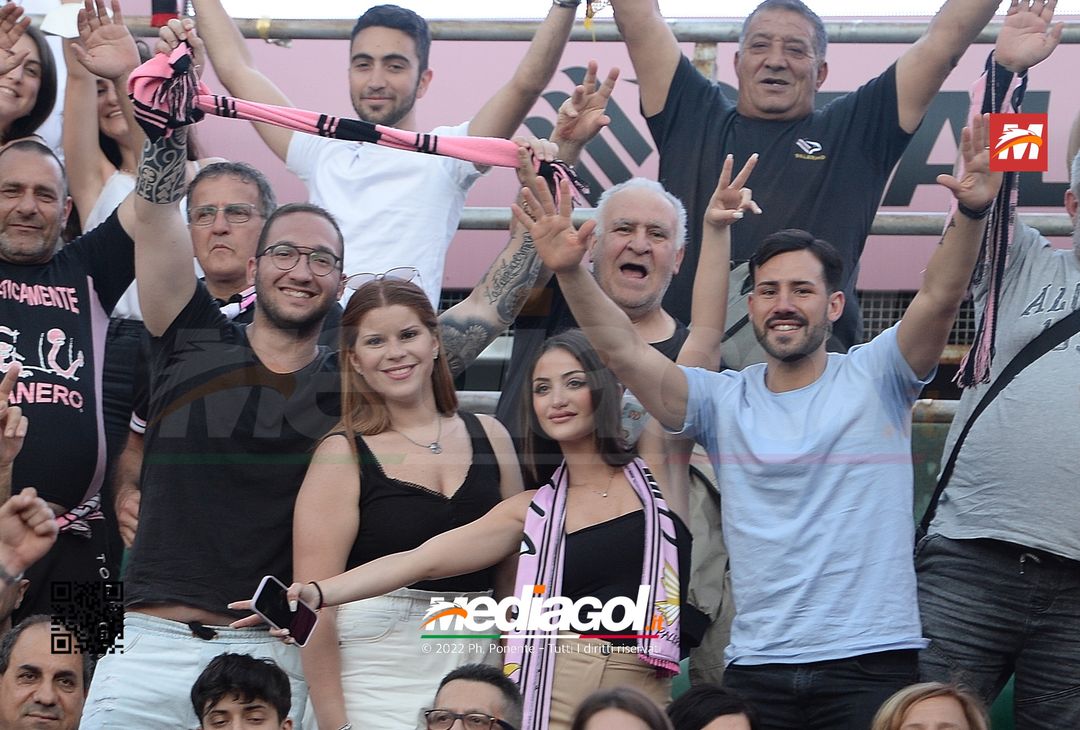 Fototifo, i tifosi allo stadio per Palermo-Feralpisaló 1-0 (gallery) - immagine 36