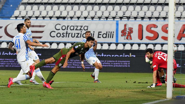 FERRARA, ITALY - JUNE 23: Giovanni Simeone of Cagliari Calcio scores the opening goal during the Serie A match between SPAL and Cagliari Calcio at Stadio Paolo Mazza on June 23, 2020 in Ferrara, Italy. (Photo by Alessandro Sabattini/Getty Images) FERRARA, ITALY - JUNE 23: Giovanni Simeone of Cagliari Calcio scores the opening goal during the Serie A match between SPAL and Cagliari Calcio at Stadio Paolo Mazza on June 23, 2020 in Ferrara, Italy. (Photo by Alessandro Sabattini/Getty Images)