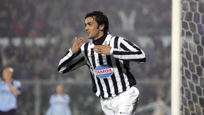 BERGAMO, ITALY - NOVEMBER 18:  Raffaele Palladino of Juventus celebrates his equalizing goal during the Serie B match between Albinoleffe and Juventus at the Atleti Azzurri d'Italia stadium on November 18, 2006 in Bergamo, Italy. (Photo by New Press/Getty Images)  BERGAMO, ITALY - NOVEMBER 18:  Raffaele Palladino of Juventus celebrates his equalizing goal during the Serie B match between Albinoleffe and Juventus at the Atleti Azzurri d'Italia stadium on November 18, 2006 in Bergamo, Italy. (Photo by New Press/Getty Images)
