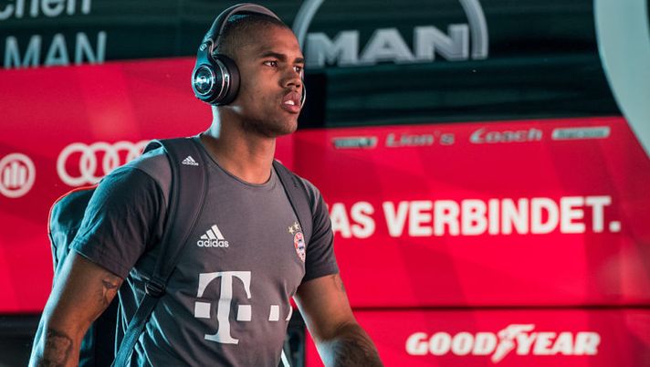 MUNICH, GERMANY - OCTOBER 22: Douglas Costa of Muenchen arrives prior to the Bundesliga match between Bayern Muenchen and Borussia Moenchengladbach at Allianz Arena on October 22, 2016 in Munich, Germany. (Photo by Simon Hofmann/Getty Images for MAN) Juve, ora è fatta per Douglas Costa: accordo raggiunto, i dettagli - immagine 1