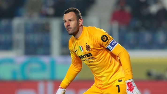 BERGAMO, ITALY - JANUARY 16: Samir Handanovic of FC Internazionale looks on during the Serie A match between Atalanta BC and FC Internazionale at Gewiss Stadium on January 16, 2022 in Bergamo, Italy. (Photo by Emilio Andreoli/Getty Images) Inter, la Gazzetta: “Cosa filtra su Handanovic per l’Udinese: lo staff e Radu…” - immagine 1