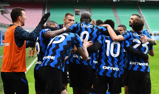 MILAN, ITALY - JANUARY 03: Romelu Lukaku of FC Internazionale celebrates with team-mates after scoring the fourth goal during the Serie A match between FC Internazionale and FC Crotone at Stadio Giuseppe Meazza on January 03, 2021 in Milan, Italy. (Photo by Claudio Villa - Inter/Inter via Getty Images) MILAN, ITALY - JANUARY 03: Romelu Lukaku of FC Internazionale celebrates with team-mates after scoring the fourth goal during the Serie A match between FC Internazionale and FC Crotone at Stadio Giuseppe Meazza on January 03, 2021 in Milan, Italy. (Photo by Claudio Villa - Inter/Inter via Getty Images)