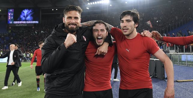 Olivier Giroud, Davide Calabria e Sandro Tonali (giocatori AC Milan) al termine di Lazio-Milan 1-2 (Serie A 2021-2022) | News (Getty Images) Olivier Giroud, Davide Calabria e Sandro Tonali (giocatori AC Milan) al termine di Lazio-Milan 1-2 (Serie A 2021-2022) | News (Getty Images)