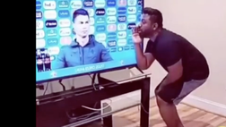 VIDEO Cristiano Ronaldo, il tifoso ironico: CR7 gli passa le bottiglie di Coca Cola