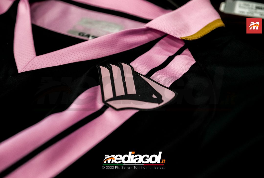 FOTO PALERMO, al via la vendita delle maglie del Palermo 22/23 (Gallery) - immagine 7