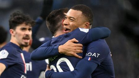 Le Classique si abbracciano Mbappé e Messi