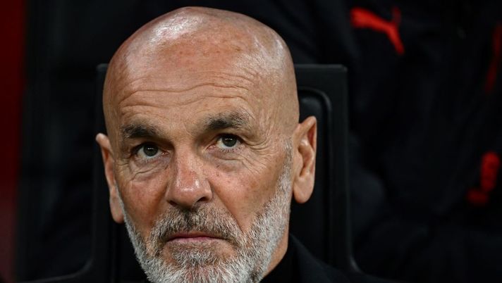 AC Milan's Italian coach Stefano Pioli looks on prior to the Italian Serie A football match between AC Milan and Empoli FC at the San Siro Stadium in Milan on April 7, 2023. (Photo by GABRIEL BOUYS / AFP) (Photo by GABRIEL BOUYS/AFP via Getty Images) Pioli: “Bennacer, dolore forte al ginocchio! Cosa filtra sul rientro di Leao, al ritorno…” - immagine 1