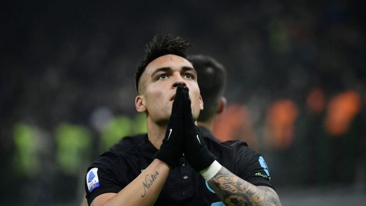 Inter Milan's Argentine forward Lautaro Martinez celebrates scoring his team's third goal during the Italian Serie A football match between Inter and Napoli, at the San Siro Stadium in Milan, on November 21, 2021. (Photo by Filippo MONTEFORTE / AFP) (Photo by FILIPPO MONTEFORTE/AFP via Getty Images) Gazzetta dura: “Lautaro ormai è caso. In regressione, involuto e inceppato” - immagine 1