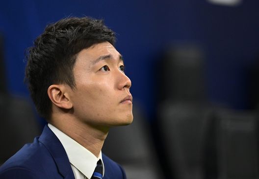 MILAN, ITALY - SEPTEMBER 07: President of FC Internazionale Steven Zhang looks on before the UEFA Champions League group C match between FC Internazionale and FC Bayern München at San Siro Stadium on September 07, 2022 in Milan, Italy. (Photo by Mattia Ozbot - Inter/Inter via Getty Images) La Fiorentina parla, l’Inter no: quanti veleni al Franchi- immagine 2