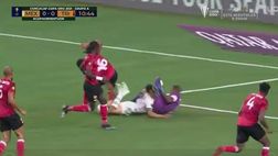 Lozano shock: tremendo impatto con il portiere | VIDEO