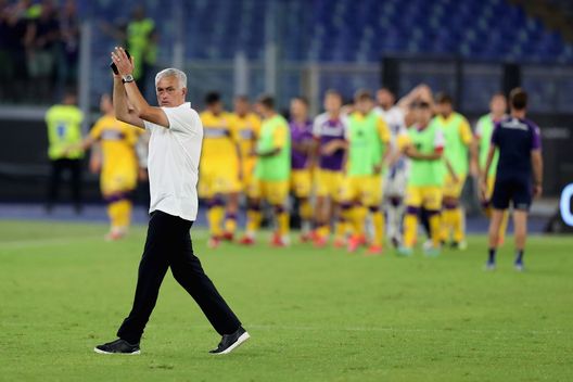 ROME, ITALY - AUGUST 22: AS Roma head coach Jose' Mourinho greets the fans after the Serie A match between AS Roma v ACF Fiorentina at Stadio Olimpico on August 22, 2021 in Rome, Italy. (Photo by Paolo Bruno/Getty Images) Ci eravamo lasciati così: Spalletti, Pioli, Gasp e Sarri ok, Allegri e Inzaghi devono cambiare, crolla Mou- immagine 2