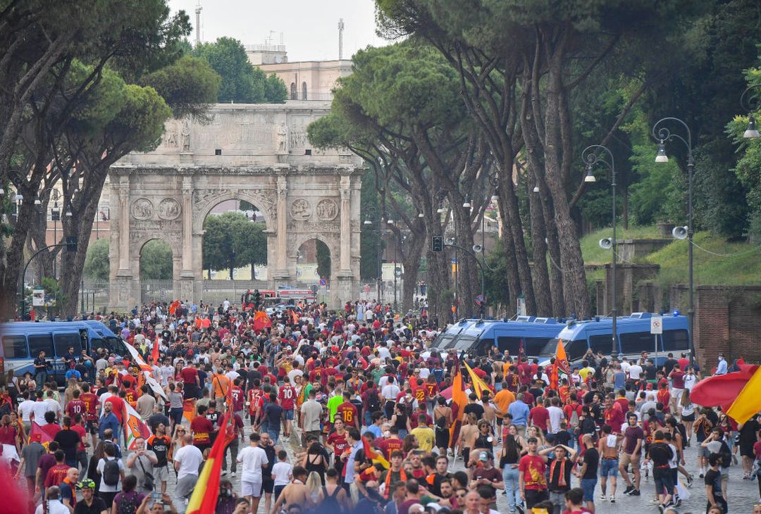 Roma, il popolo giallorosso in festa visto dal pullman della squadra – FOTO GALLERY - immagine 17
