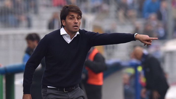NOVARA, ITALY - NOVEMBER 04: Head coach Gianluca Grassadonia i of Novara issues instructions during the Serie B match between Novara Calcio and FC Pro Vercelli on November 4, 2017 in Novara, Italy. (Photo by Tullio M. Puglia/Getty Images) NOVARA, ITALY - NOVEMBER 04: Head coach Gianluca Grassadonia i of Novara issues instructions during the Serie B match between Novara Calcio and FC Pro Vercelli on November 4, 2017 in Novara, Italy. (Photo by Tullio M. Puglia/Getty Images)