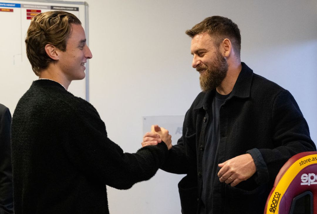 De Rossi riabbraccia la Roma. L’accoglienza a Trigoria – FOTO GALLERY - immagine 4