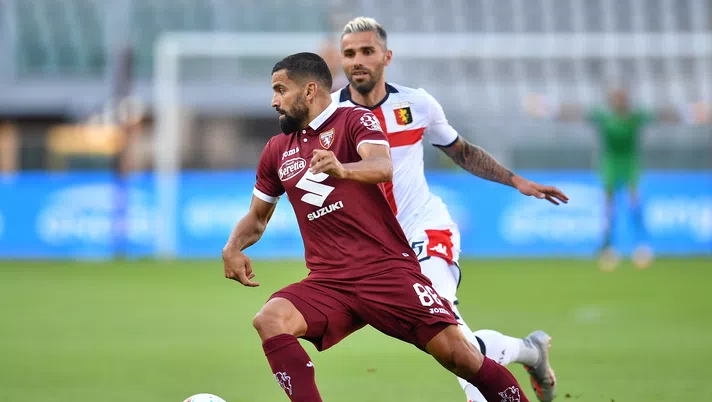TURIN, ITALY - JULY 16:  Tomas Rincon (L) of Torino FC in action against Valon Behrami of Genoa CFC during the Serie A match between Torino FC and  Genoa CFC at Stadio Olimpico di Torino on July 16, 2020 in Turin, Italy.  (Photo by Valerio Pennicino/Getty Images)