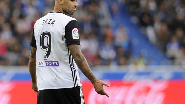 Valencia's Italian forward Simone Zaza reacts after scoring a goal during the Spanish league football match Deportivo Alaves vs Valencia CF at the Mendizorroza stadium in Vitoria on October 28, 2017. / AFP PHOTO / ANDER GILLENEA (Photo credit should read ANDER GILLENEA/AFP/Getty Images) MERCATO – Novità Pjanic, a rischio Zaza! Fatta per Alves, rilancio Vrsaljko, due colpi Toro, Sepe… - immagine 1