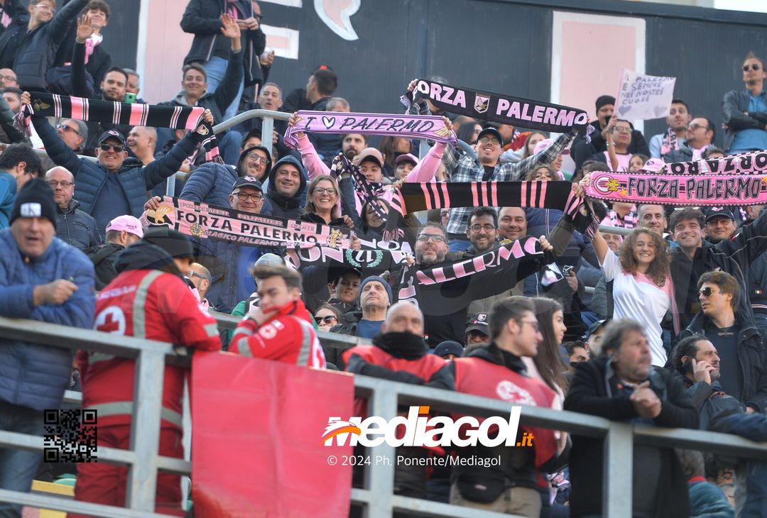 FOTOTIFO Palermo-Como 3-0, gli scatti ai tifosi al “Renzo Barbera” (GALLERY) - immagine 65