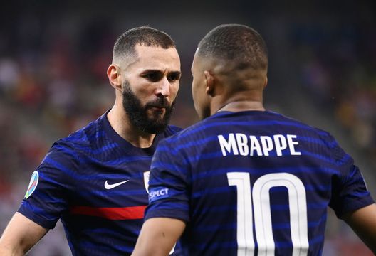 BUCHAREST, ROMANIA - JUNE 28: Karim Benzema of France celebrates with Kylian Mbappe after scoring their side's first goal during the UEFA Euro 2020 Championship Round of 16 match between France and Switzerland at National Arena on June 28, 2021 in Bucharest, Romania. (Photo by Daniel Mihailescu - Pool/Getty Images) Petit: “Mbappé? Deve ispirarsi a Benzema”- immagine 2