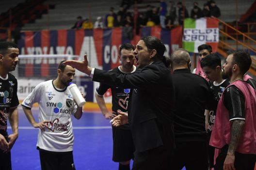 Un'immagine di Giampaolo mentre riprende i suoi Il Petrarca si è fermato a Eboli, seconda sconfitta in campionato- immagine 2