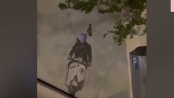 VIDEO Roma, imbrattato il murale di Mourinho: Sarri gli fuma in faccia