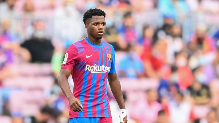 BARCELONA, SPAIN - SEPTEMBER 26: Ansu Fati of FC Barcelona looks on during the LaLiga Santander match between FC Barcelona and Levante UD at Camp Nou on September 26, 2021 in Barcelona, Spain. (Photo by David Ramos/Getty Images) Il papà di Ansu Fati: “Gli ho detto di andare via dal Barça” - immagine 1