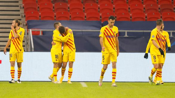 BUDAPEST, HUNGARY - DECEMBER 02: Antoine Griezmann of Barcelona celebrates with team mate Jordi Alba after scoring their sides first goal during the UEFA Champions League Group G stage match between Ferencvaros Budapest and FC Barcelona at Psukas Arena on December 02, 2020 in Budapest, Hungary. Sporting stadiums around Hungary remain under strict restrictions due to the Coronavirus Pandemic as Government social distancing laws prohibit fans inside venues resulting in games being played behind closed doors. (Photo by Laszlo Szirtesi/Getty Images) BUDAPEST, HUNGARY - DECEMBER 02: Antoine Griezmann of Barcelona celebrates with team mate Jordi Alba after scoring their sides first goal during the UEFA Champions League Group G stage match between Ferencvaros Budapest and FC Barcelona at Psukas Arena on December 02, 2020 in Budapest, Hungary. Sporting stadiums around Hungary remain under strict restrictions due to the Coronavirus Pandemic as Government social distancing laws prohibit fans inside venues resulting in games being played behind closed doors. (Photo by Laszlo Szirtesi/Getty Images)