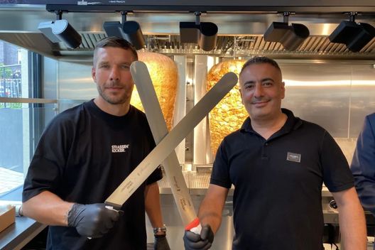 Podolski e il successo grazie al… kebab: “Ecco come è nata l’idea” Podolski e il successo grazie al… kebab: “Ecco come è nata l’idea” - immagine 1
