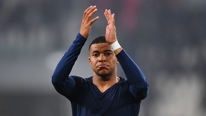 TURIN, ITALY - NOVEMBER 02: Kylian Mbappe of Paris Saint-Germain applauds fans after the UEFA Champions League Group H match between Juventus and Paris Saint-Germain at Juventus Stadium on November 02, 2022 in Turin, Italy. (Photo by Valerio Pennicino/Getty Images) MARIA LUISA SMENTISCE
