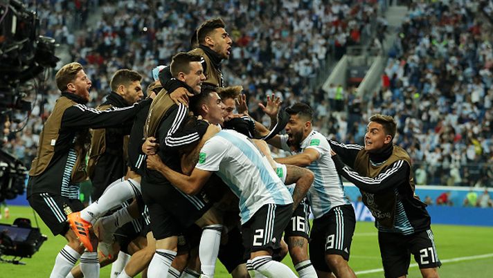 SAINT PETERSBURG, RUSSIA - JUNE 26: Marcos Rojo of Argentina celebrates with teammates after scoring his team's second goal during the 2018 FIFA World Cup Russia group D match between Nigeria and Argentina at Saint Petersburg Stadium on June 26, 2018 in Saint Petersburg, Russia. (Photo by Richard Heathcote/Getty Images) Mondiali: Messi sbaglia, l’Argentina passa il girone. Messico vincente ma eliminato - immagine 1