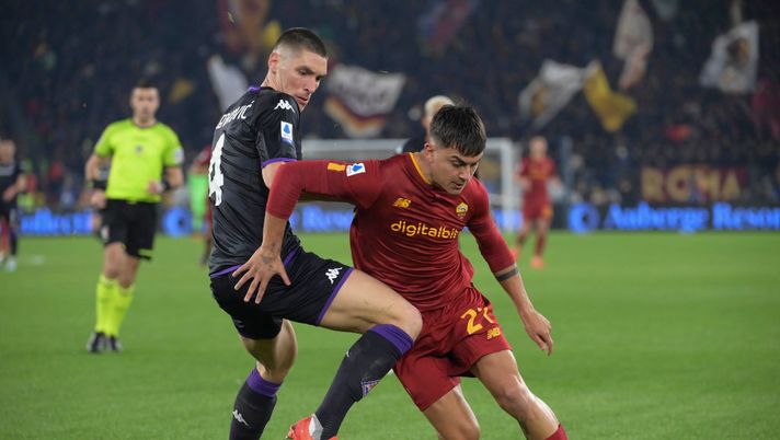 ROME, ITALY - JANUARY 15: AS Roma player Paulo Dybala competes with ACF Fiorentina player Nikola Milenkovic during the Serie A match between AS Roma and ACF Fiorentina at Stadio Olimpico on January 15, 2023 in Rome, Italy. (Photo by Luciano Rossi/AS Roma via Getty Images) La grande metafora viola: Roma-Fiorentina emblema di una stagione - immagine 1