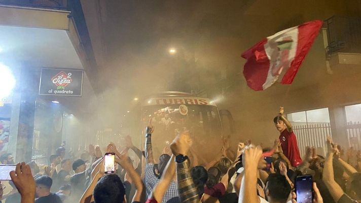 Torre del Greco in festa all’arrivo del pullman: il derby di Castellamare va alla Turris Torre del Greco in festa all’arrivo del pullman: il derby di Castellamare va alla Turris - immagine 1