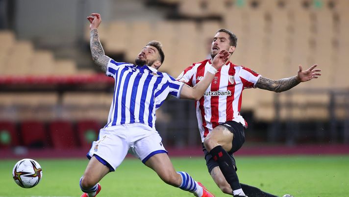 SEVILLE, SPAIN - APRIL 03: Inigo Martinez of Athletic Bilbao tackles Portu of Real Sociedad which leads to a penalty decision and a red card which was then overturned to a yellow card by VAR during the Copa Del Rey Final match between Real Sociedad and Athletic Club at Estadio de La Cartuja on April 03, 2021 in Seville, Spain. Sporting stadiums around Spain remain under strict restrictions due to the Coronavirus Pandemic as Government social distancing laws prohibit fans inside venues resulting in games being played behind closed doors. (Photo by Fran Santiago/Getty Images) Bilbao, Inigo Martinez: “Nei derby non sono sovraeccitato”, ma alla vigilia parla con lo psicologo… - immagine 1