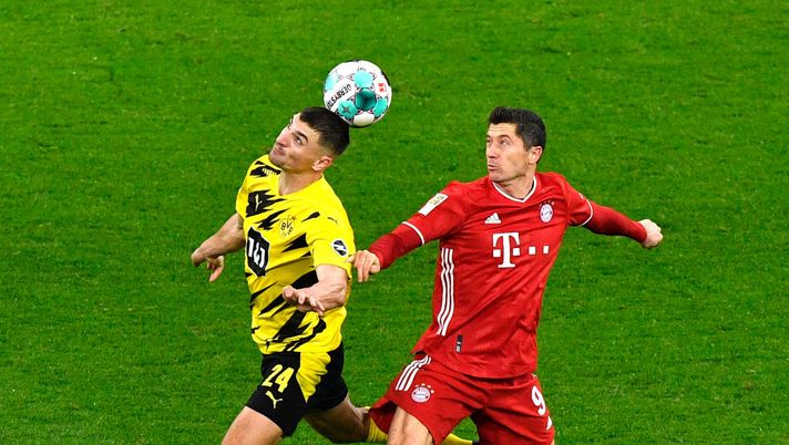 DORTMUND, GERMANY - NOVEMBER 07: Dortmund's Thomas Meunier, left, and Bayern's Robert Lewandowski challenge for the ball during the Bundesliga match between Borussia Dortmund and FC Bayern Muenchen at Signal Iduna Park on November 7, 2020 in Dortmund, Germany. (Photo by Martin Meissner - Pool/Getty Images) DORTMUND, GERMANY - NOVEMBER 07: Dortmund's Thomas Meunier, left, and Bayern's Robert Lewandowski challenge for the ball during the Bundesliga match between Borussia Dortmund and FC Bayern Muenchen at Signal Iduna Park on November 7, 2020 in Dortmund, Germany. (Photo by Martin Meissner - Pool/Getty Images)