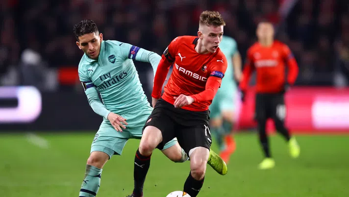 Benjamin Bourigeaud, giocatore del Rennes, a contrasto con Lucas Torreira dell'Arsenal (credits: GETTY Images)