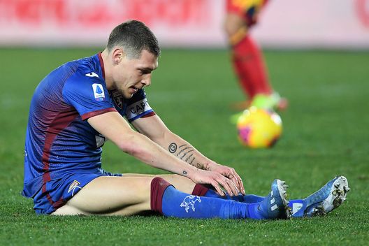  LECCE, ITALY - FEBRUARY 02: Andrea Belotti of Torino FC stands disappointed during the Serie A match between US Lecce and Torino FC at Stadio Via del Mare on February 02, 2020 in Lecce, Italy. (Photo by Francesco Pecoraro/Getty Images) 