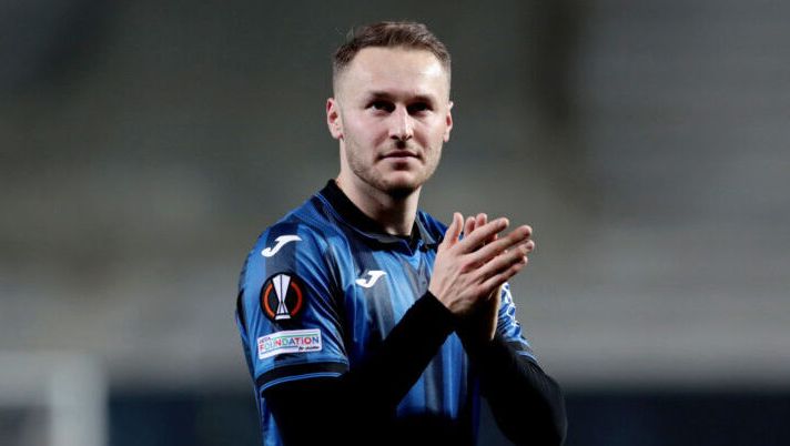 BERGAMO, ITALY - MARCH 14: Teun Koopmeiners of Atalanta BC applauds the fans after the team's victory in the UEFA Europa League 2023/24 round of 16 second leg match between Atalanta and Sporting CP at the Stadio di Bergamo on March 14, 2024 in Bergamo, Italy. (Photo by Emilio Andreoli/Getty Images) DAI CAMPI – Koopmeiners, CDK, Sommer, de Vrij, Kvara, Cristante, Dybala, Milik, Harroui e out Kjaer - immagine 1