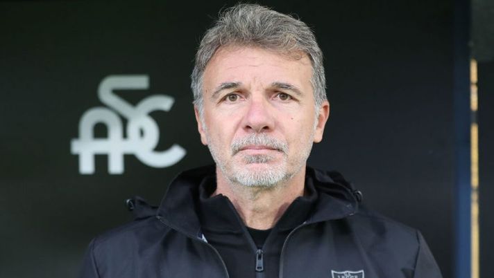 LA SPEZIA, ITALY - JANUARY 08: Marco Baroni the manager of US Lecce looks on during the Serie A match between Spezia Calcio and US Lecce at Stadio Alberto Picco on January 8, 2023 in La Spezia, Italy. (Photo by Gabriele Maltinti/Getty Images) Baroni: “Umtiti, Baschirotto, Hjulmand, Blin, Cassandro, Maleh e i giovani: vi rispondo così” - immagine 1
