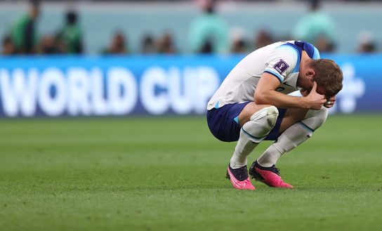 AL KHOR, QATAR - DECEMBER 10: Harry Kane of England looks dejected after their exit from the World Cup during the FIFA World Cup Qatar 2022 quarter final match between England and France at Al Bayt Stadium on December 10, 2022 in Al Khor, Qatar. (Photo by Julian Finney/Getty Images) Brentford, tifosi spietati contro Kane: “Hai deluso il tuo paese” - immagine 1
