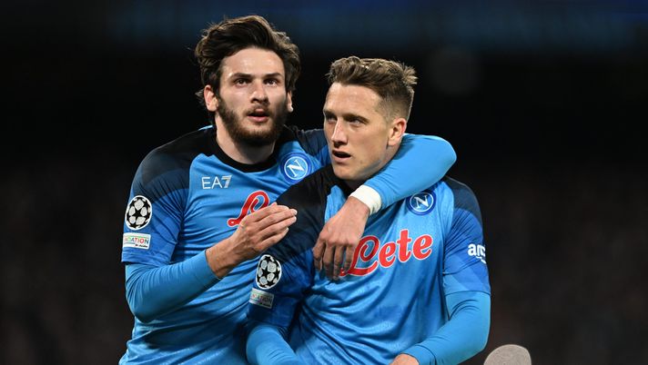 NAPLES, ITALY - MARCH 15: Piotr Zielinski of SSC Napoli celebrates with Khvicha Kvaratskhelia after scoring the team's third goal during the UEFA Champions League round of 16 leg two match between SSC Napoli and Eintracht Frankfurt at Stadio Diego Armando Maradona on March 15, 2023 in Naples, Italy. (Photo by Francesco Pecoraro/Getty Images) Adani: “Napoli incredibile, in Champions alza di tanto il ritmo! Fa tutto più forte” - immagine 1