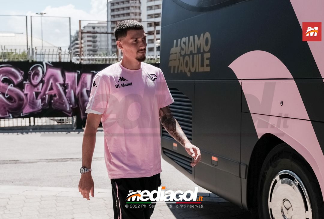 FOTO Reggina-Palermo, i rosanero di Corini in partenza dal “Renzo Barbera” (Gallery) - immagine 17