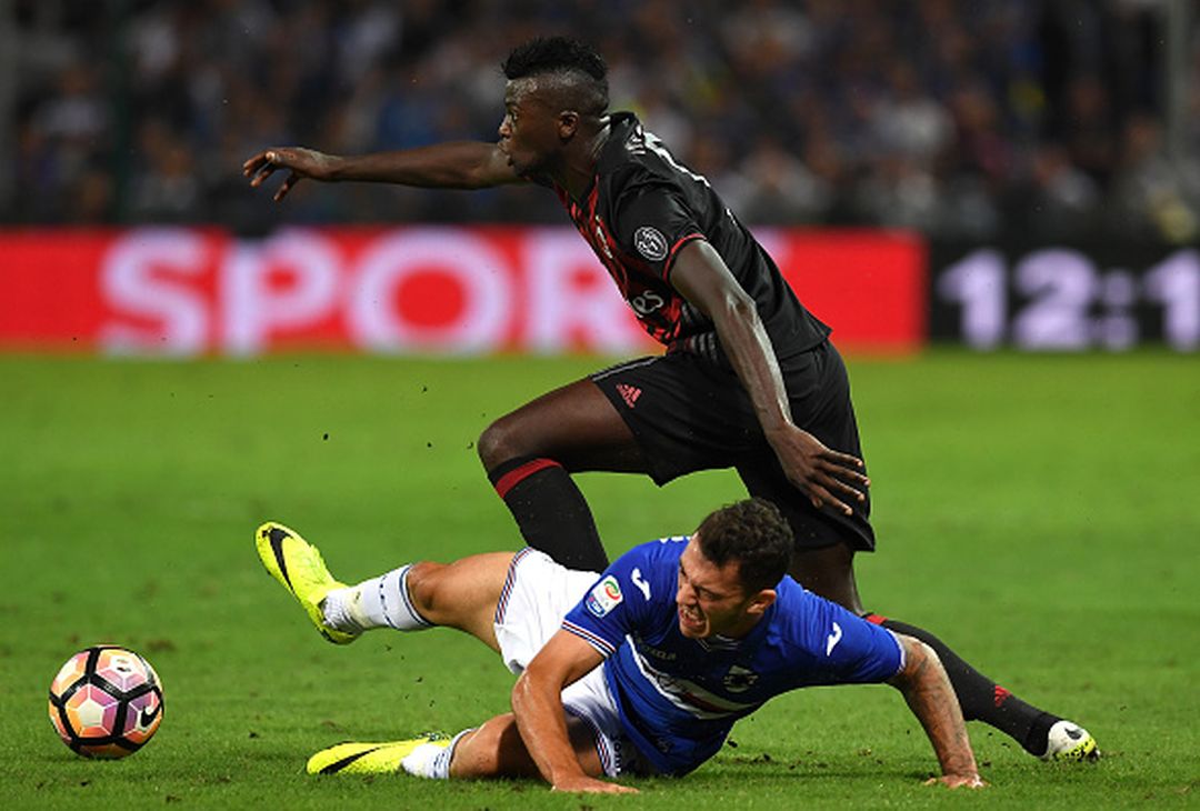  GENOA, ITALY - SEPTEMBER 16:  Pedro Miguel Pereira (R) of UC Sampdoria is tackled by Mbaye Niang of AC Milan during the Serie A match between UC Sampdoria and AC Milan at Stadio Luigi Ferraris on September 16, 2016 in Genoa, Italy.  (Photo by Valerio Pennicino/Getty Images)  