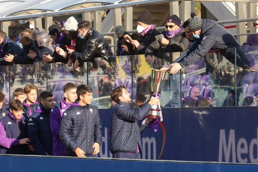 GERMOGLI PH: 11 DICEMBRE 2021 FIRENZE STADIO ARTEMIO FRANCHI SERIE A FIORENTINA VS SALERNITANA NELLA FOTO SFILATA DELLA PRIMAVERA DOPO LA VITTORIA DELLA COPPA VN – Proposto alla Fiorentina un giovane talento del Milan Primavera- immagine 2